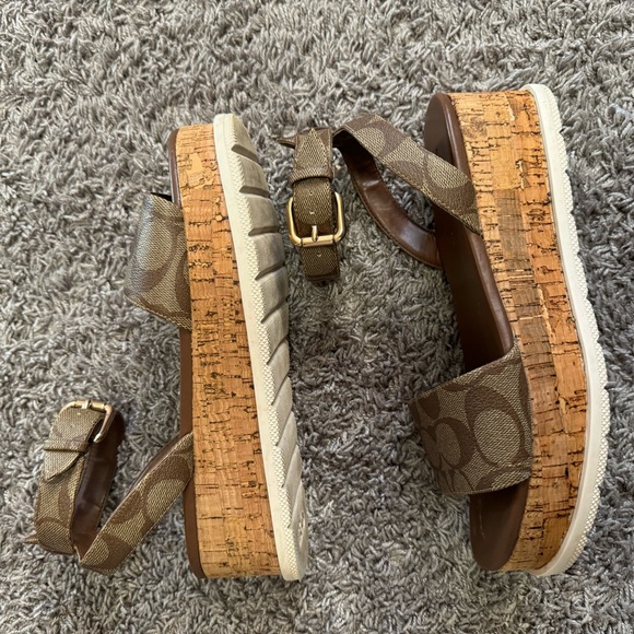 Coach sandals size 7 complete new use only 2 times - Picture 2 of 3